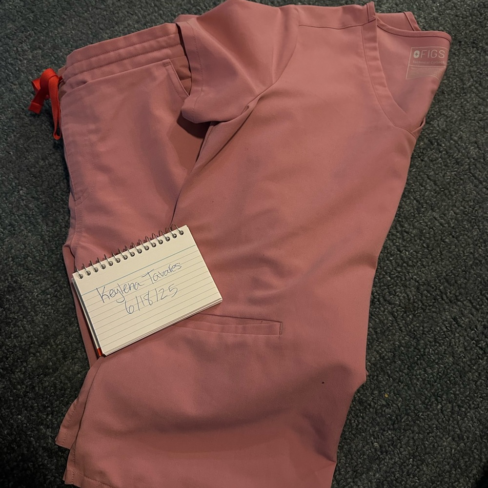 Figs Chalk Pink Scrub Set